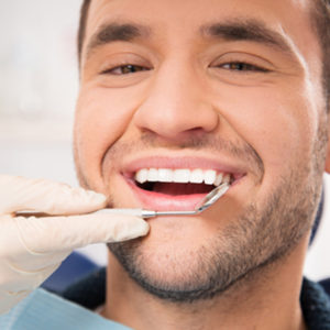 ZAHNFLEISCHPFLEGE FÜR GESUNDE ZÄHNEGeschwollenes und gerötetes Zahnfleisch oder sogar Blutungen sind ein Zeichen für Gingivitis, eine meist bakterielle Entzündung des Zahnfleisches, bei der auch der empfindliche Zahnschmelz angegriffen wird. Die akute Form der Erkrankung ist vor allem in den Zahnzwischenräumen zu finden und kann sehr schnell zu einer Parodontitis und schließlich zu Zahnverlust führen. Daher ist es wichtig, Gingivitis früh zu erkennen und zu verhindern. Wir zeigen Ihnen, welche Methode der Mundhygiene für Sie die beste ist und erstellen Ihnen ein persönliches Programm, das Sie leicht selbst zuhause anwenden können.Fragen Sie uns einfach nach Ihrem individuellen Mundhygieneprogramm.